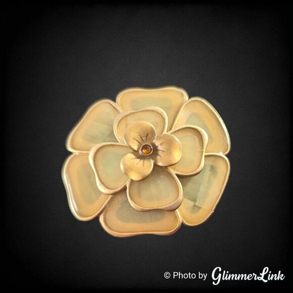 Vintage Enameled Shell Beige Layered Flower Gold Tone Brooch Pin - Picture 1 of 9
